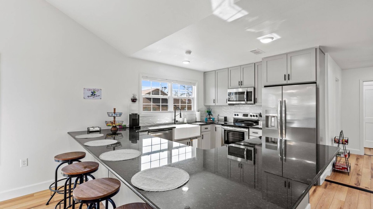 Mena House | BLUEBERRY COTTAGE is superbly located in Mena. WIFI, ALL NEW, Just Remodeled
