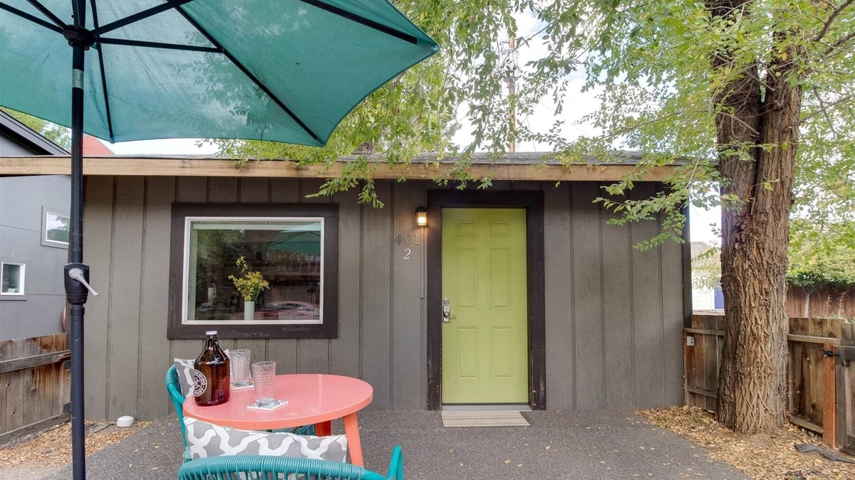 Old Bend House | Bluebird Day - Lava Hideaway
