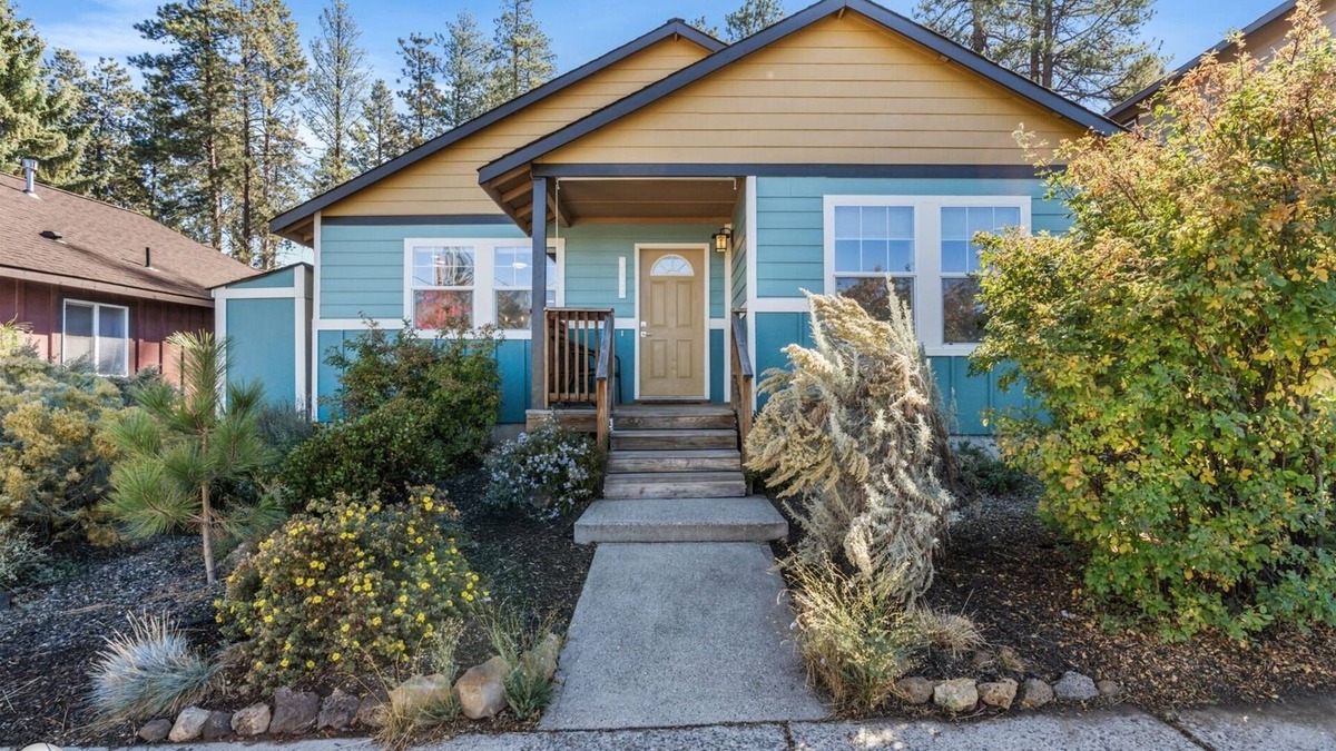 Southern Crossing House | Bluebird Day - Raven Sky Bungalow