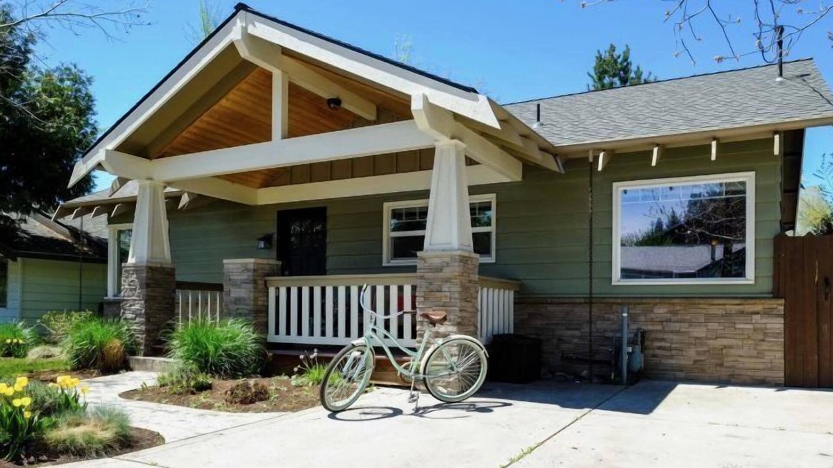 Old Bend House | Bluebird Day - Riverside Cottage