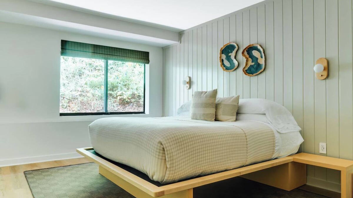 Lake Placid Hotel | Bluebird Lake Placid l Unique King + Bunks for Group Getaways