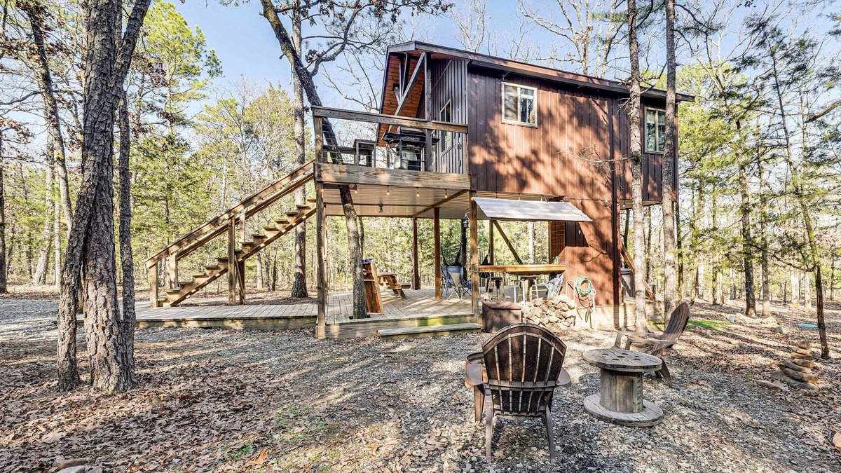 Whitesboro Apartment | 'Bluebird Treehouse' Near Kiamichi Mtns w/Hot Tub