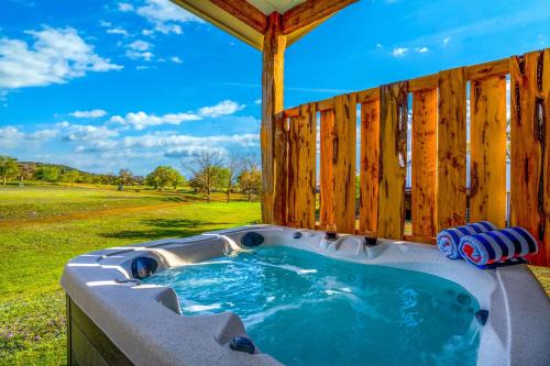 Comfort House | Bluebonnet Cottage with hot tub & VIEWS