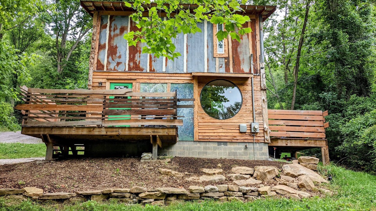 Chattanooga Cabin | Bluegrass Highway ~ Creek & River Nearby ~ 8 Miles to Downtown