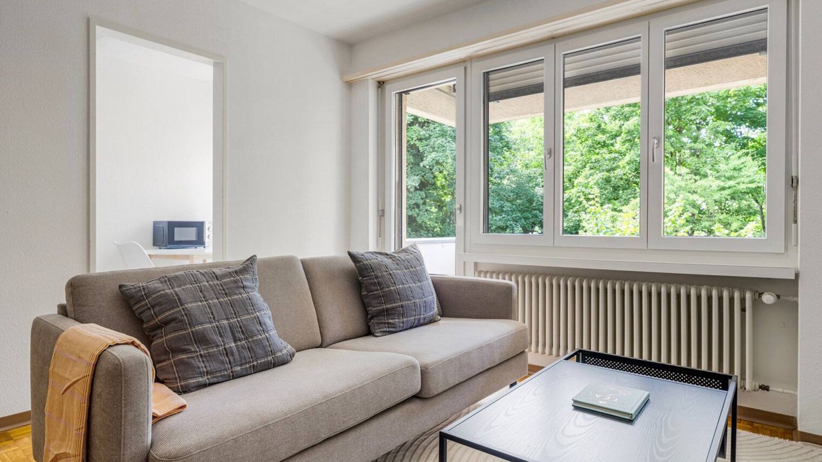 Affoltern Apartment | Blueground | Affoltern, balcony, nr Uetliberg