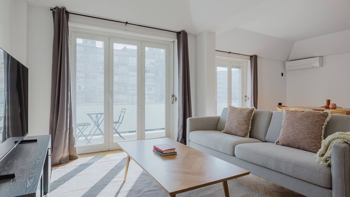 Alvalade Apartment | Blueground | Alvalade, washer, a/c, furniture