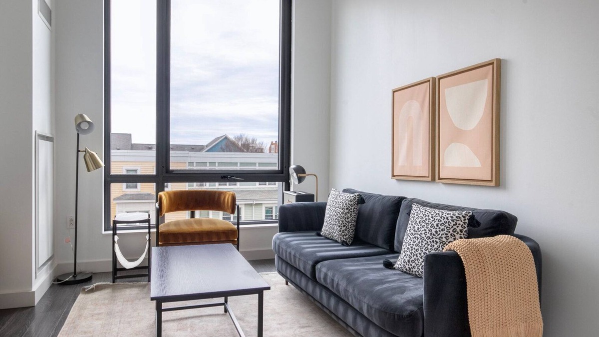 Central-Maverick Square - Paris Street Apartment | Blueground | Central-Maverick Square, pool, nr Boston Harbor
