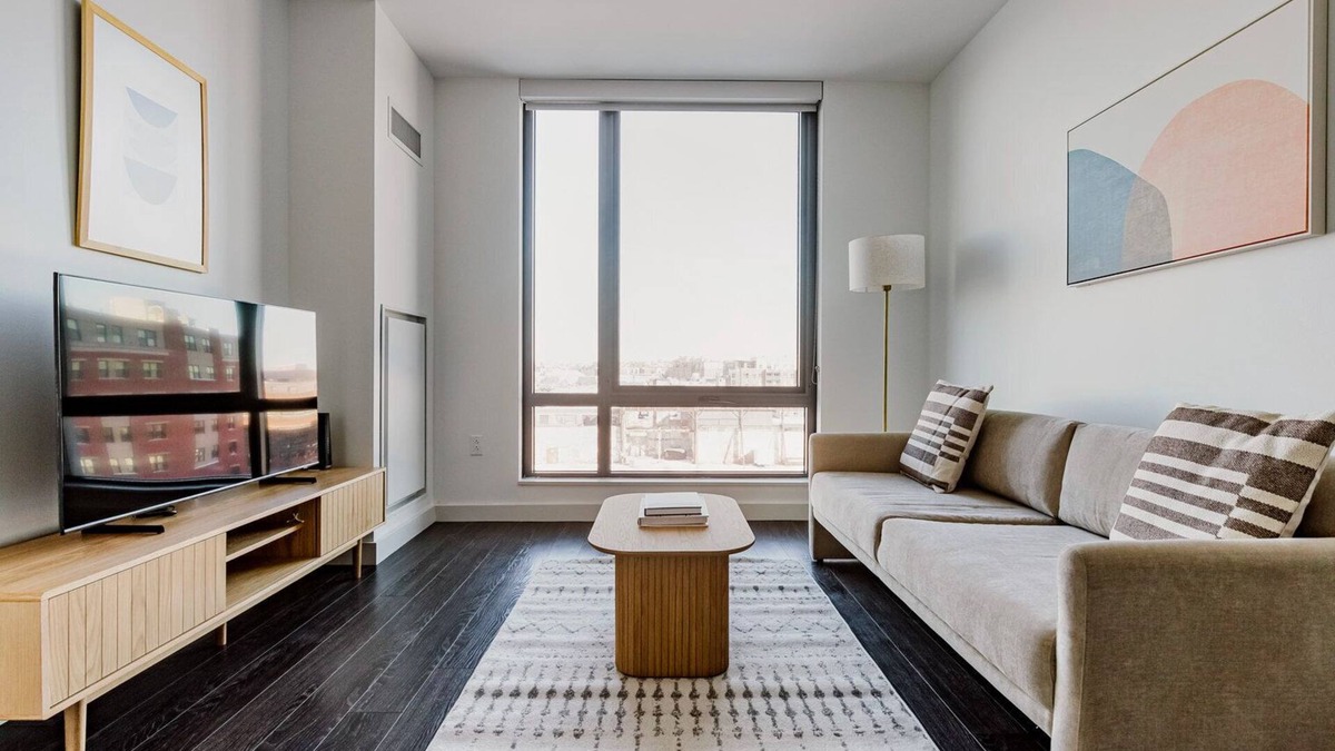 Central-Maverick Square - Paris Street Apartment | Blueground | East Boston, art & pool, nr park