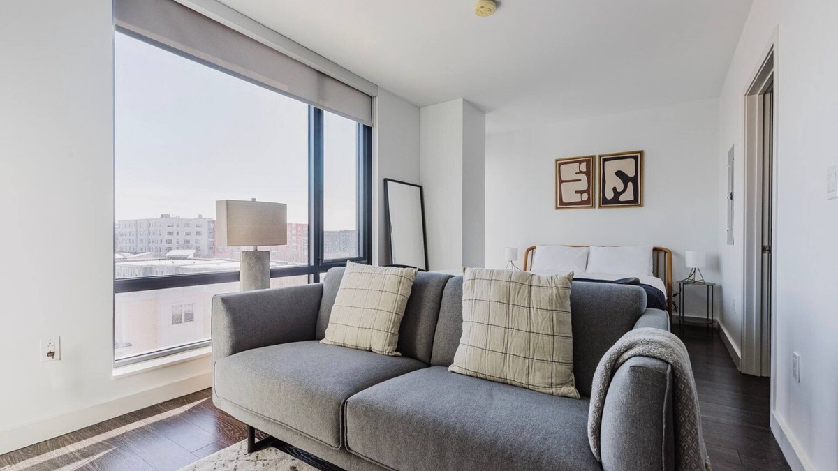Central-Maverick Square - Paris Street Apartment | Blueground | East Boston, art & pool, nr park