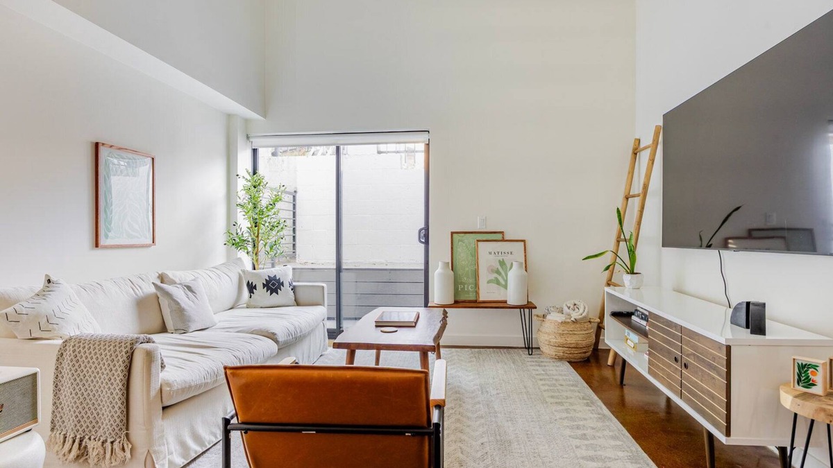 East Hollywood Apartment | Blueground | East Hollywood, pool, nr Griffith Park