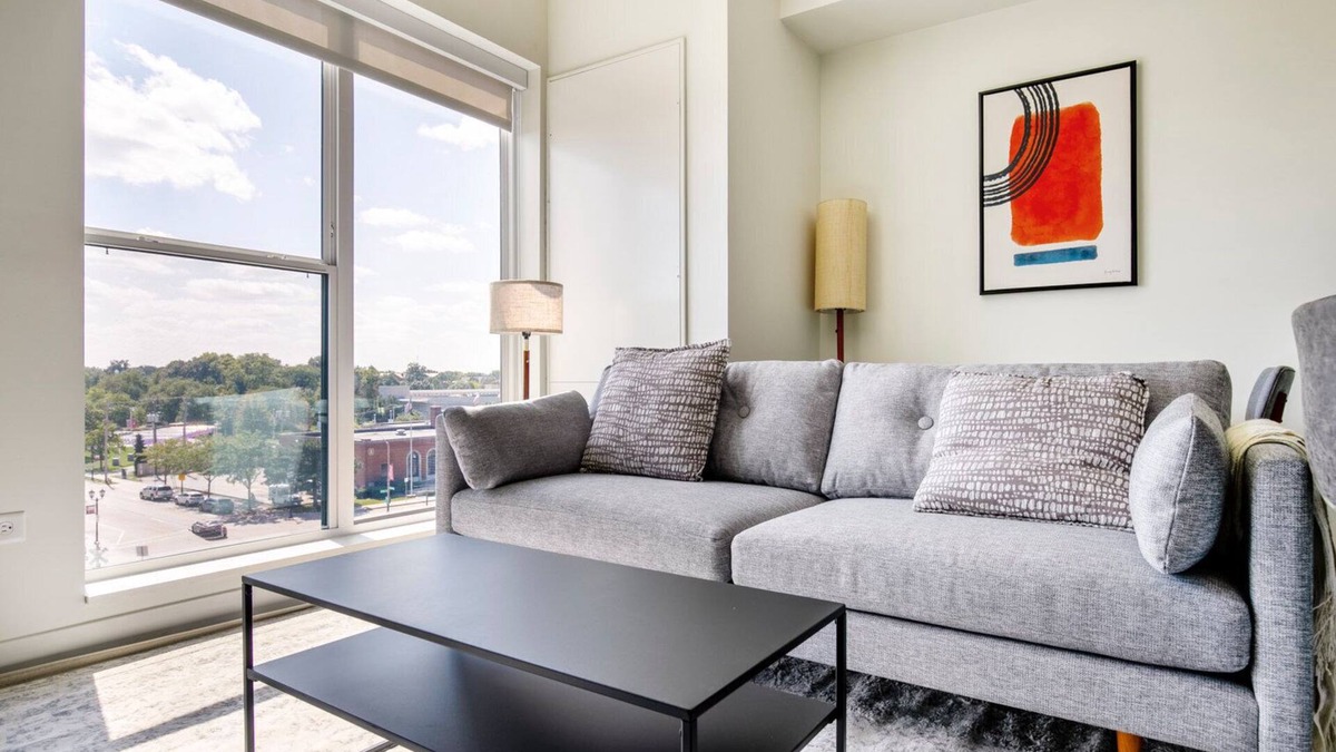 Elmhurst Apartment | Blueground | Elmhurst, pool, nr Elmhurst Art Museum