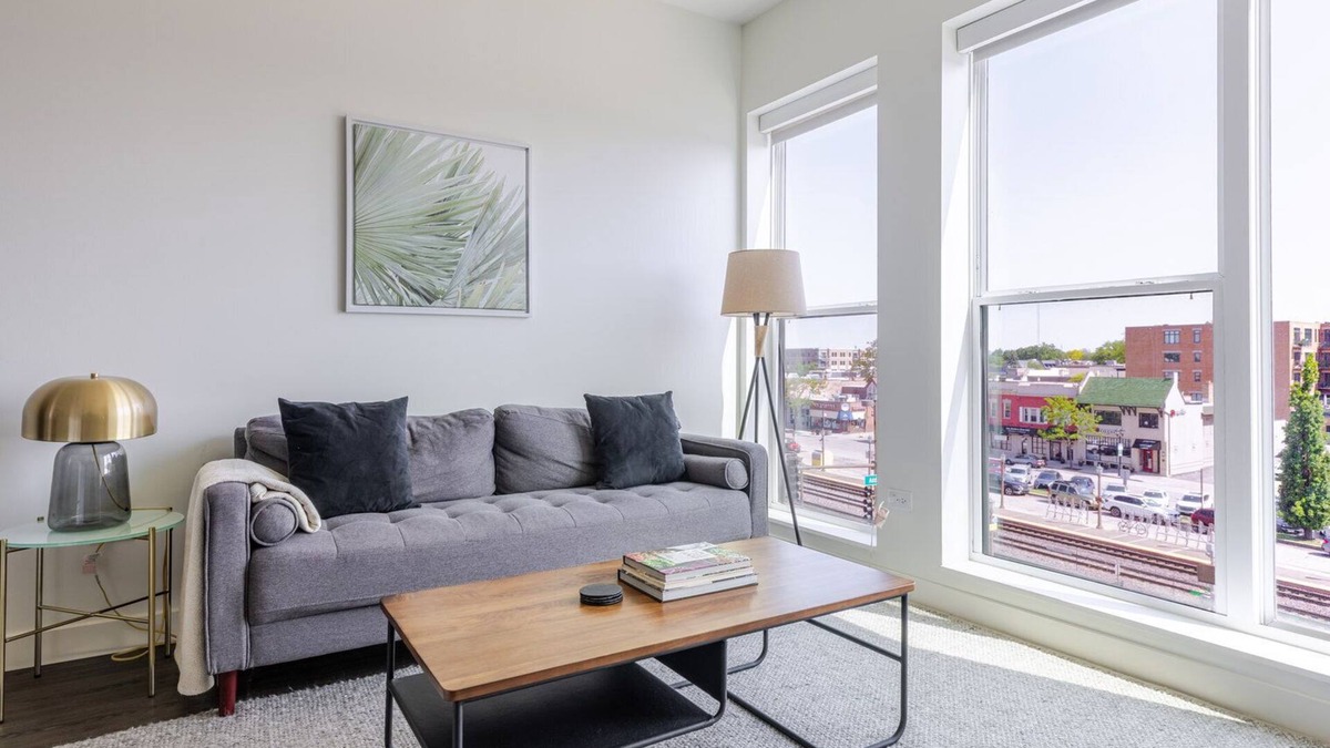 Elmhurst Apartment | Blueground | Elmhurst, pool & gym, nr park