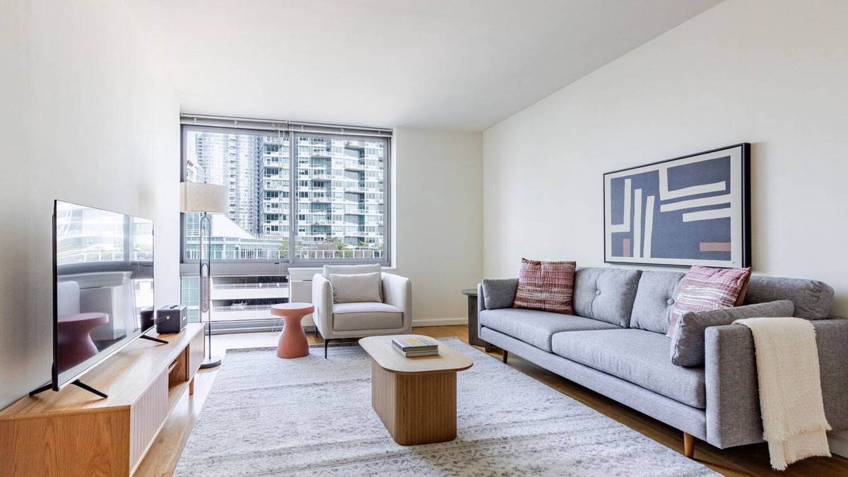 Hunters Point Apartment | Blueground | LIC, pool & gym, nr parks