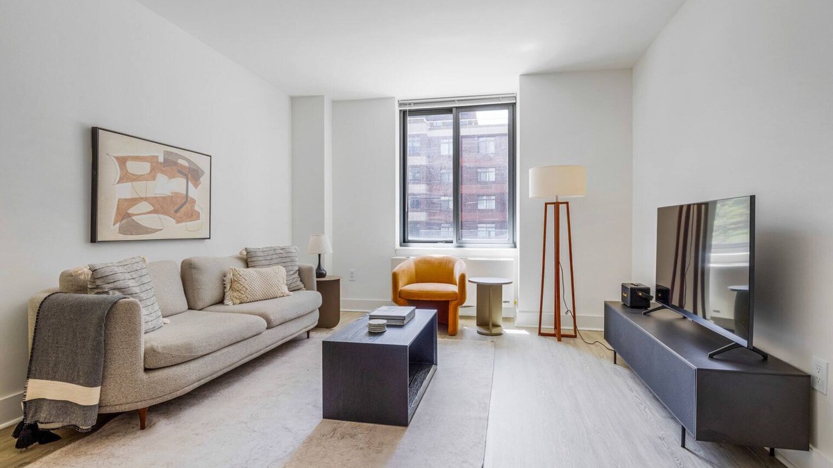 Hunters Point Apartment | Blueground | LIC, pool & w/d, nr Gantry Park