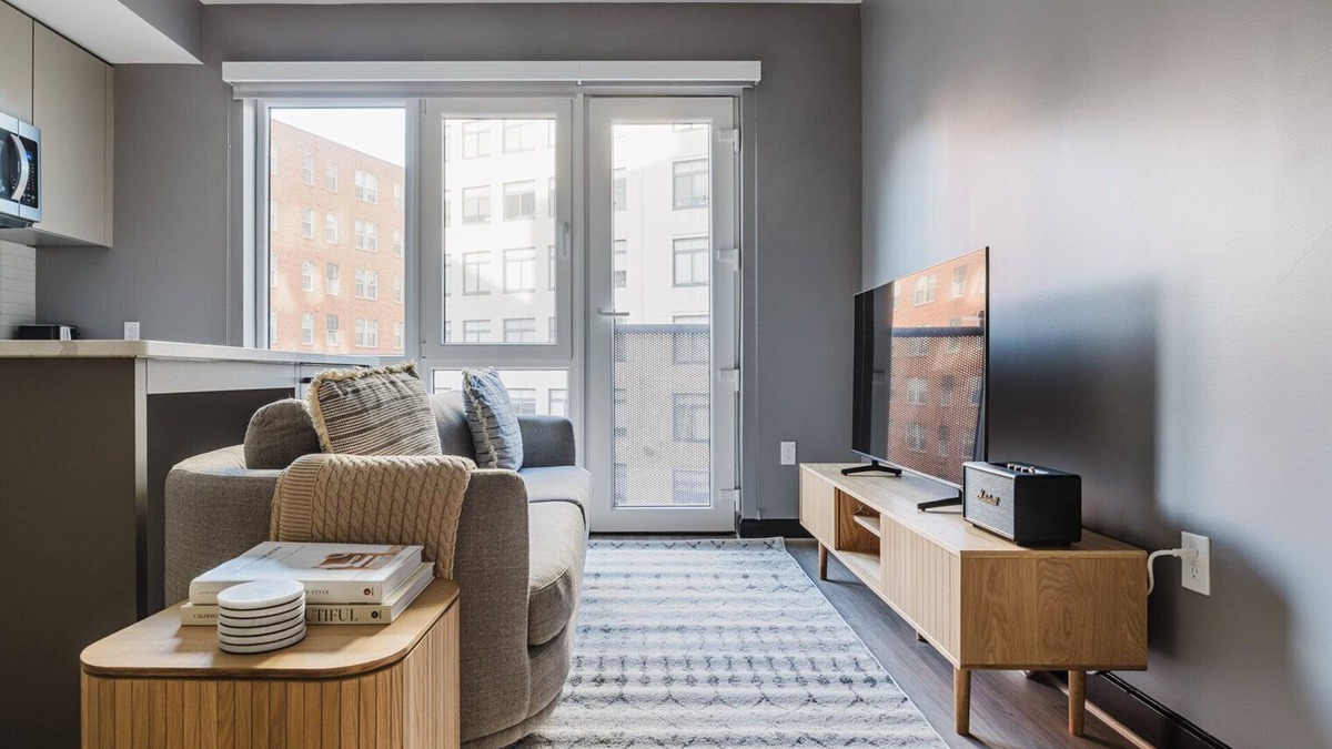 Logan Circle Apartment | Blueground | Logan Circle, gym & w/d, nr metro