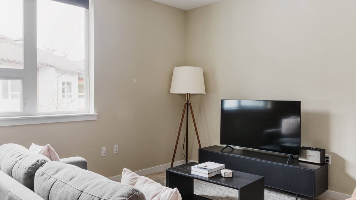 Newcastle Apartment | Blueground | Newcastle, gym, nr parks