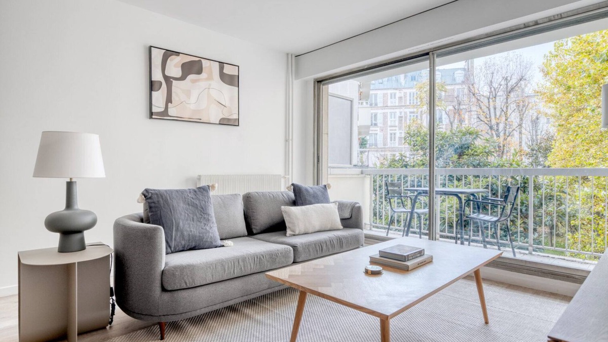 Val-de-Grace Apartment | Blueground | Saint Germain des Prés, balcony