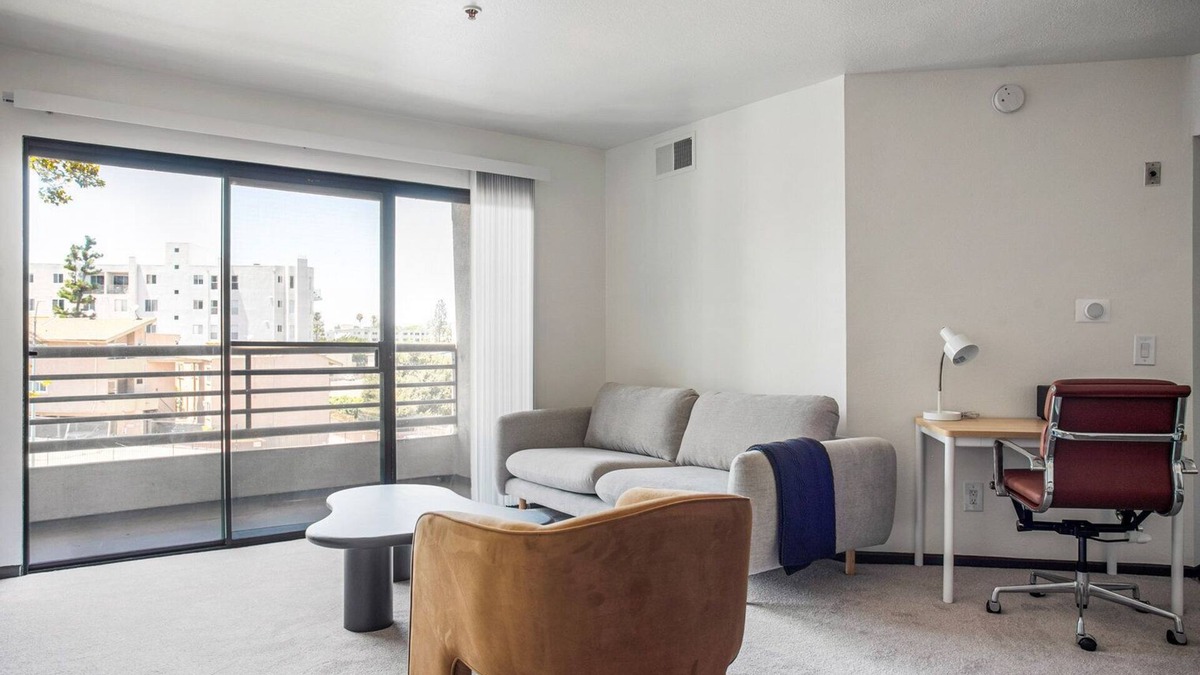 Studio City Apartment | Blueground | Studio City, jacuzzi, nr Lake