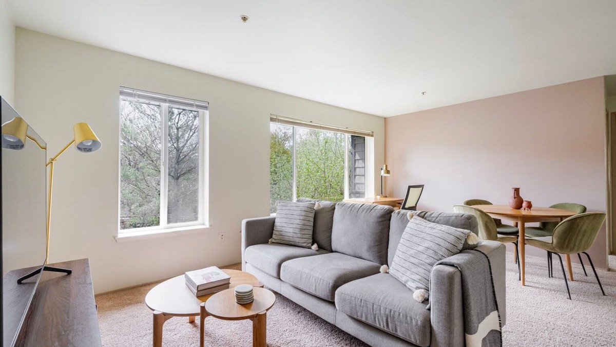 University District Apartment | Blueground | Univ Dist, pet area & elev, nr UW
