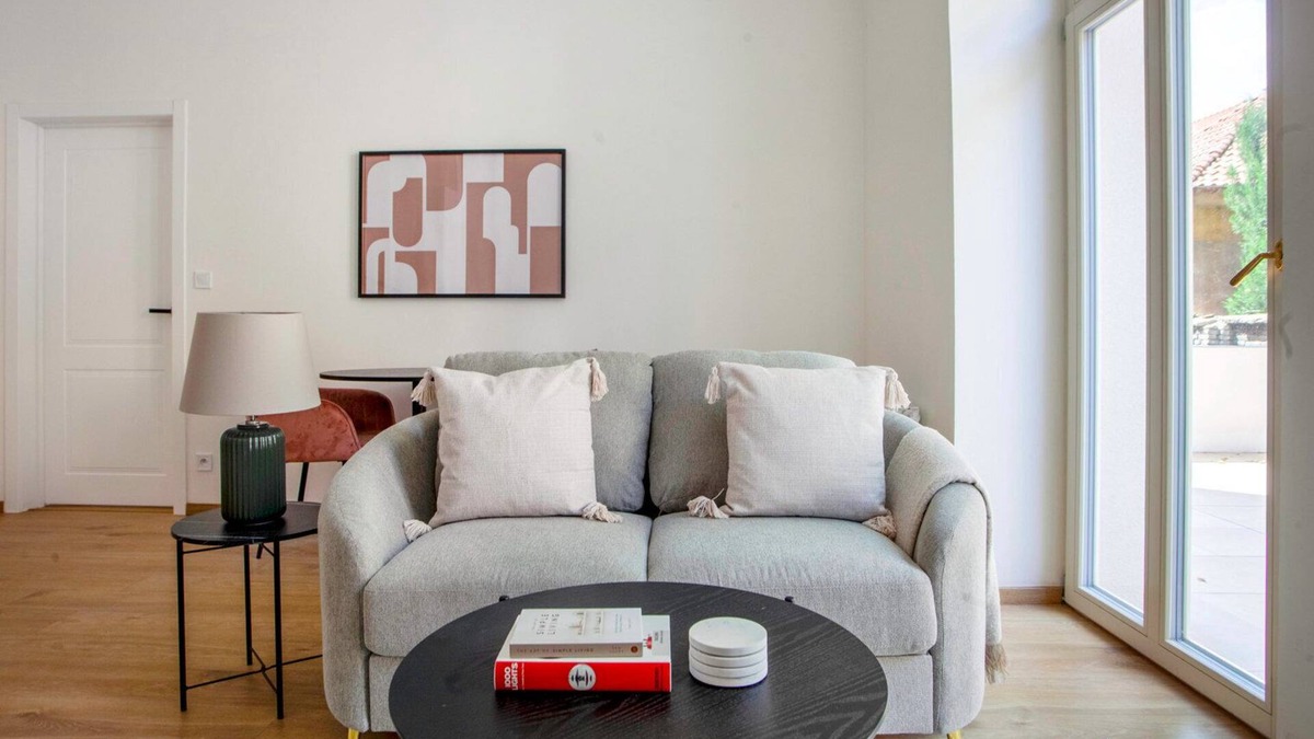 Vrsovice Apartment | Blueground | Vršovice, private terrace & equipped (PRG-8)