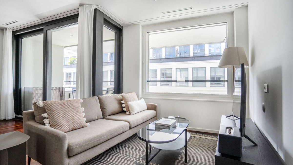 Alt-Wiedikon Apartment | Blueground | Wiedikon, balcony & elev, nr market