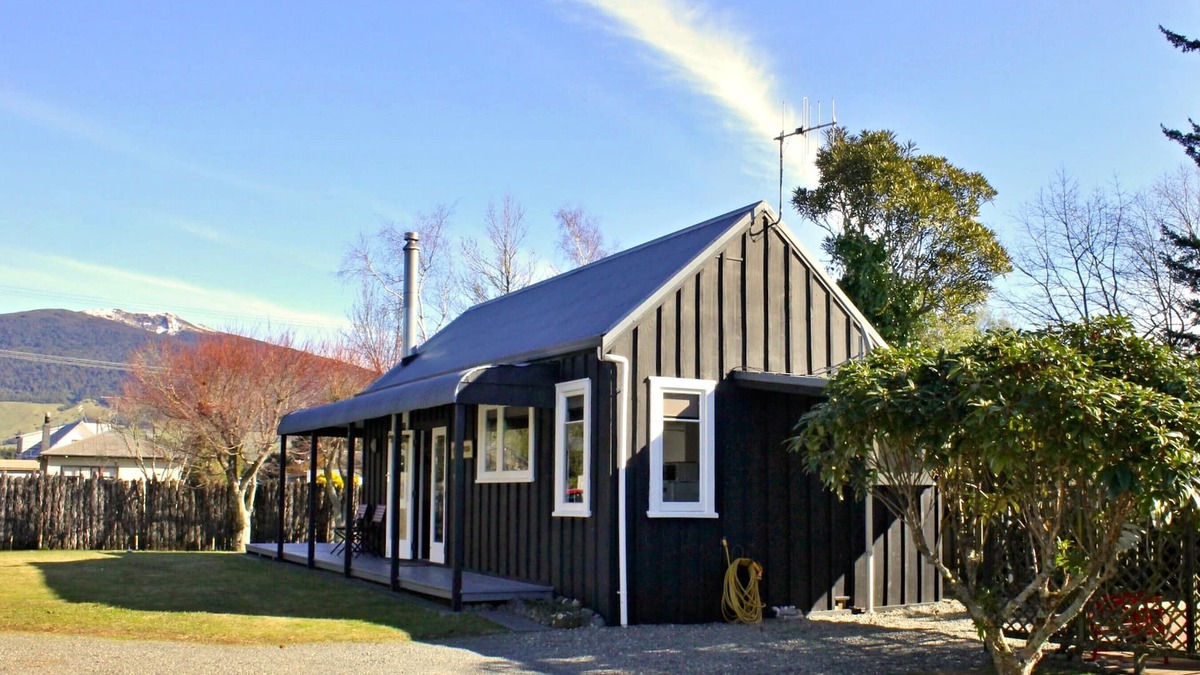 Turangi Cottage | Bluehaven Cottage - Turangi Holiday Home