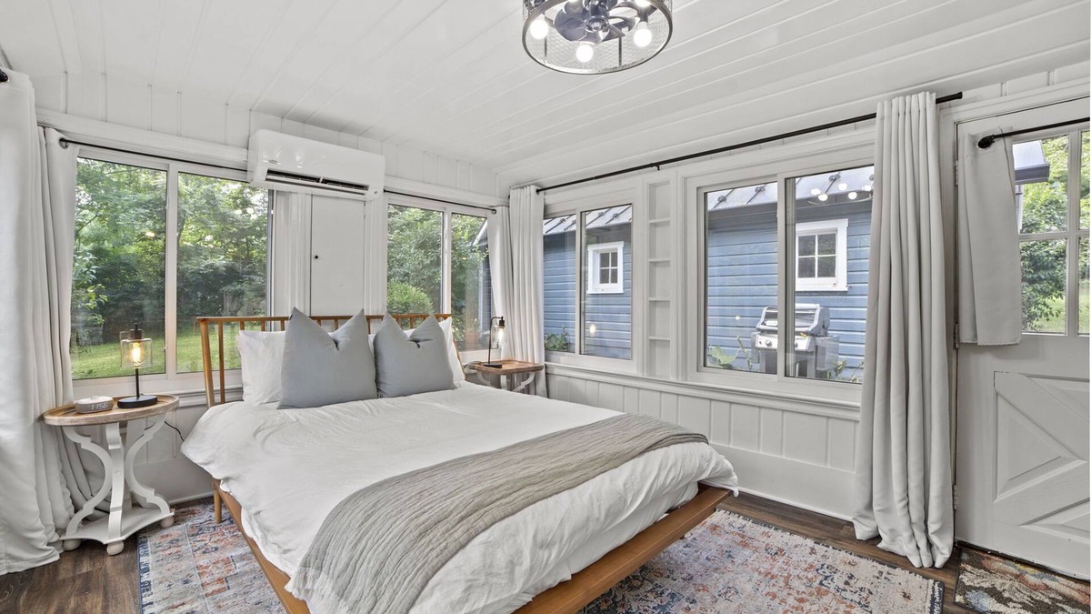 Bluemont Cottage | Bluemont Escape: Hot tub, Walk to Bears Den, AT Trail and Bear Chase Brewery