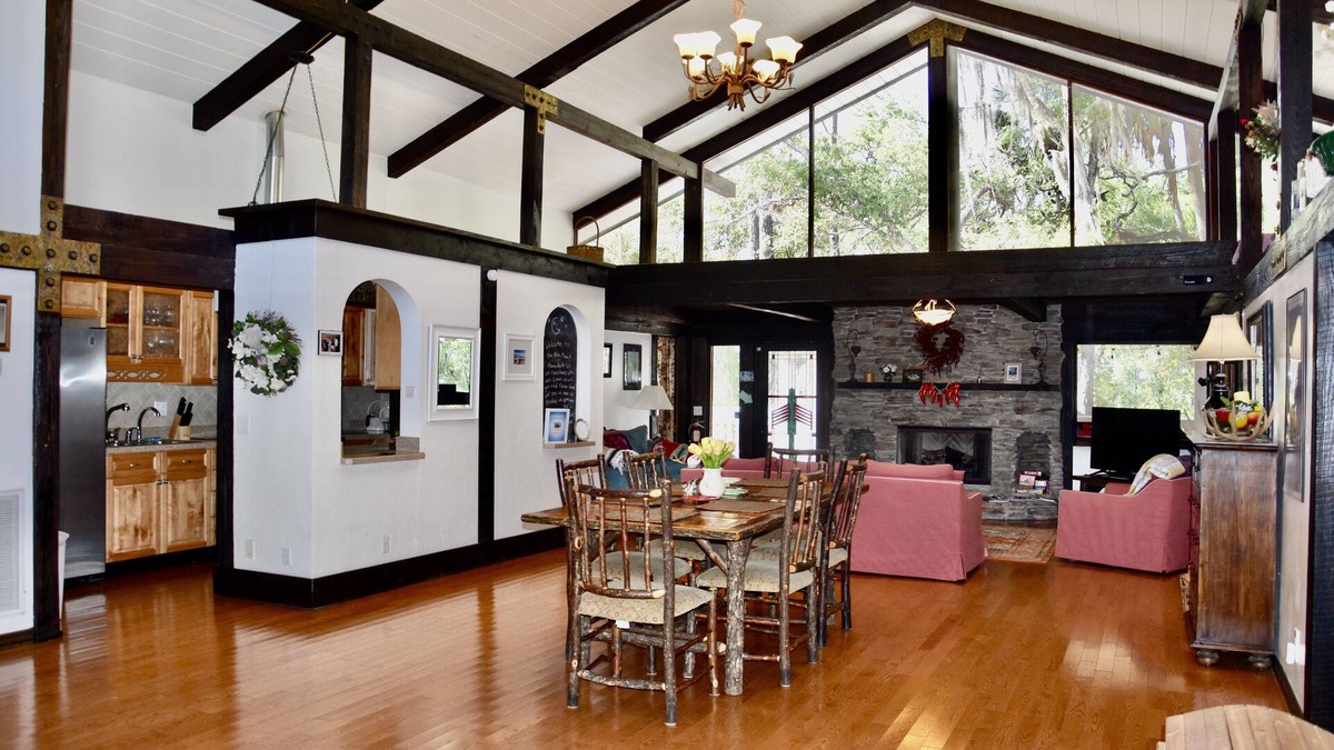 Homosassa House | BlueMoon lodge. Resort style getaway on the water. Close to everything 40 acre.