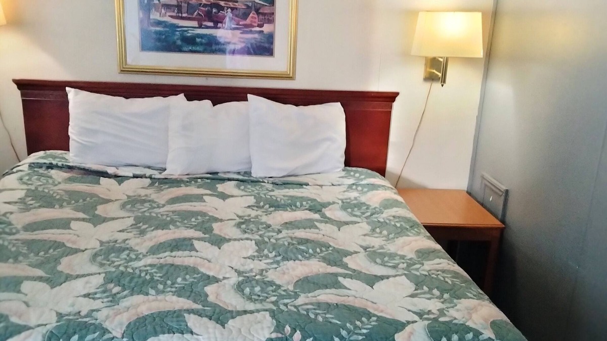 El Dorado Hotel | Blueway Inn & Suites El Dorado-Deluxe 1 King Bed Non-Smoking