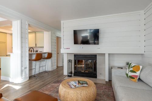 Elkhorn Village Apartment | Bluff Condo 4033