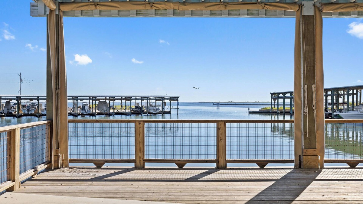 Flour Bluff Hotel | Bluff's Landing Lodge
