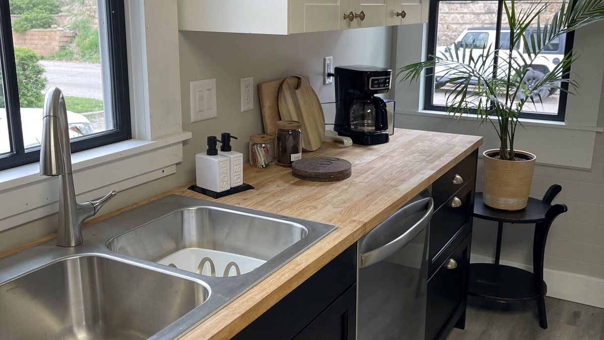 Dubuque House | Blufftop Charmer above Downtown Dubuque. 3 bedrooms. Walkable to Downtown.