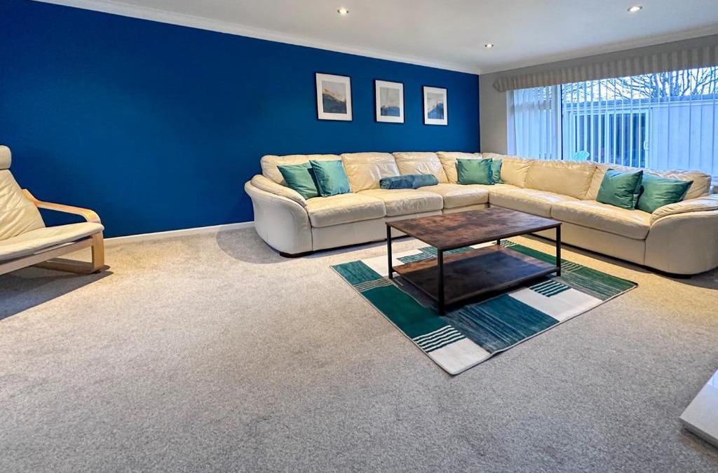 Blunsdon Apartment | BLUNSDON LODGE - Spacious Bungalow, High Speed Wi-Fi, Free Private Parking, Garden