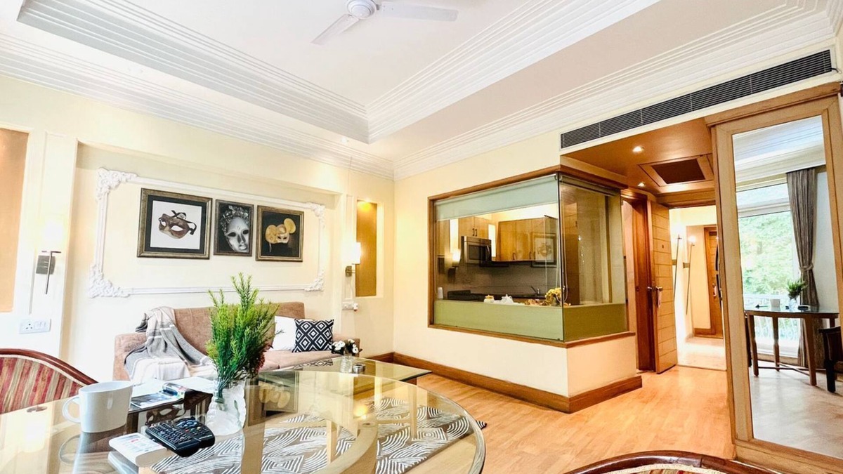 Sushant Lok Apartment | BluO 1BHK - DLF Galleria | BathTub, Balcony, Suite