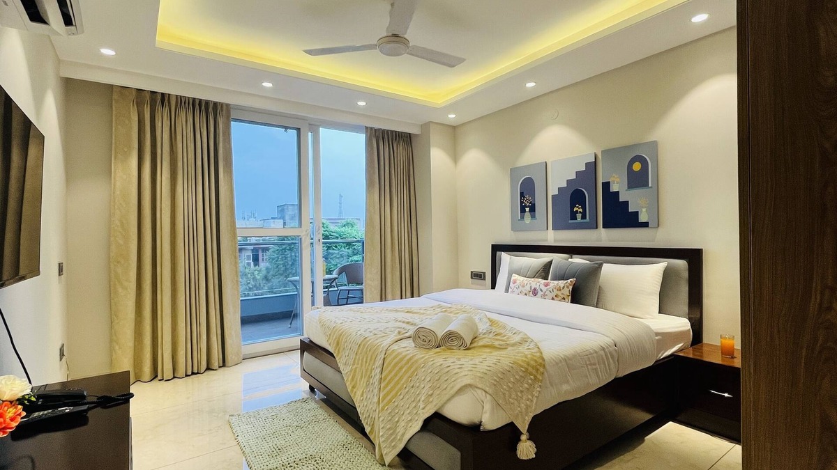 Sector 14 Hotel | BluO 1BHK Suite - Balcony, Gym, Parking, Liftn