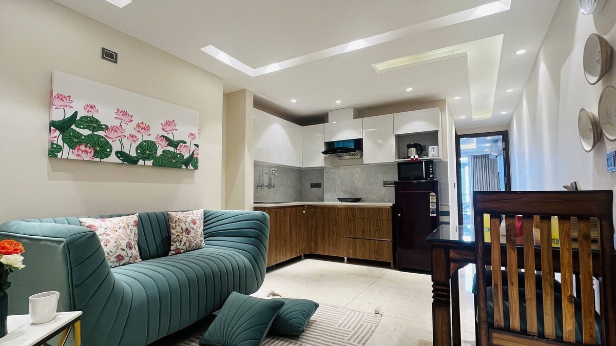 Sector 14 Hotel | BluO 1BHK Suite - Balcony, Lift, Gym, Parking, TTn
