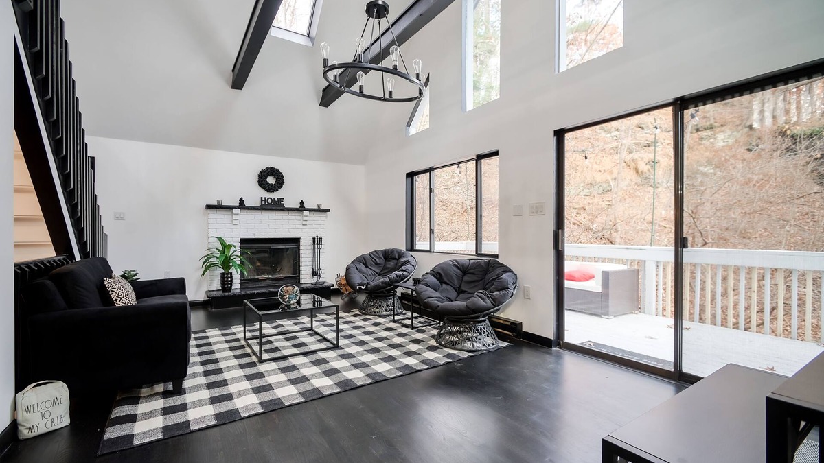East Stroudsburg Cabin | BLVCK Cabin II w/Hot Tub in the Mountains near Bushkill Fall