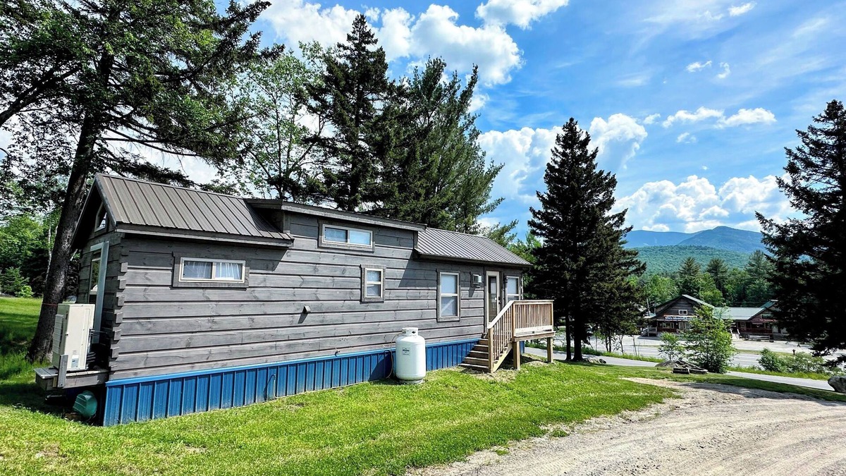 Twin Mountain Cottage | BMV6 Awesome "Tiny Home" A/C, Mountain Views, Minutes to Skiing, Hiking, Attractions, Dog Friendly!