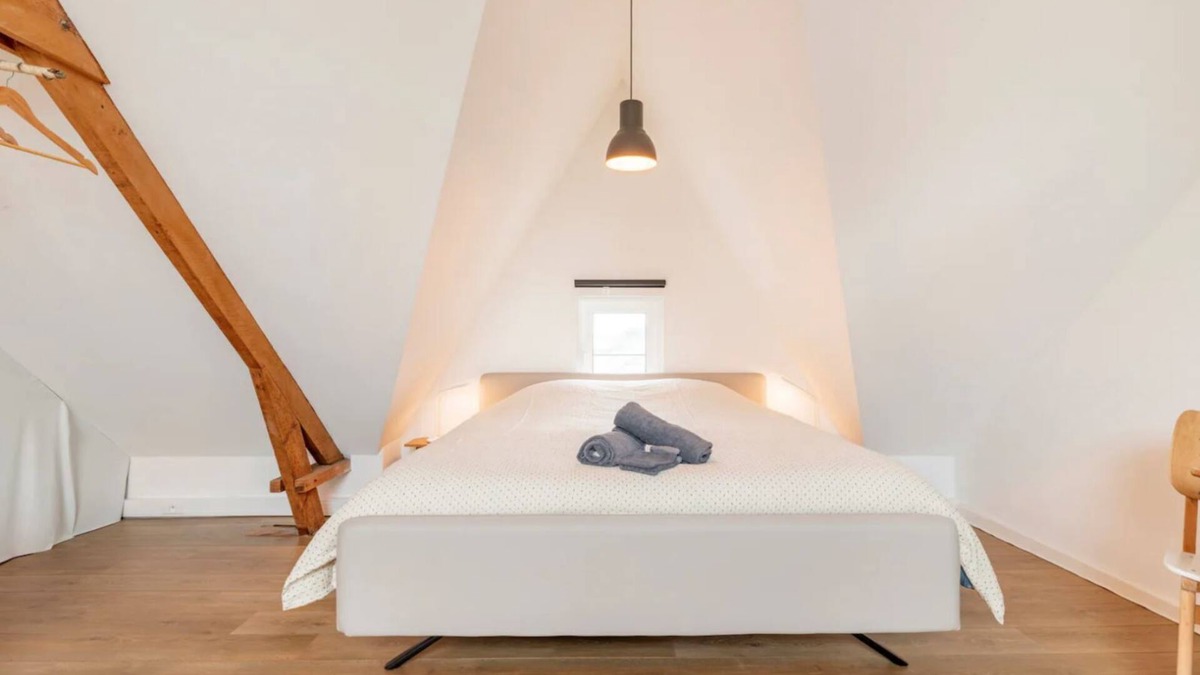 Maldegem Bed & Breakfast | BnB The Attic - Spacious luxury retreat - ideal for families and groups