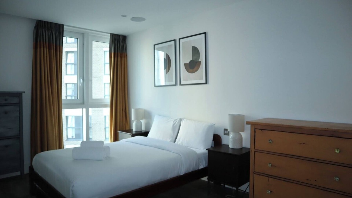 Whitechapel Apartment | BnBNook - 2BR by Tower of London and Tower Bridge