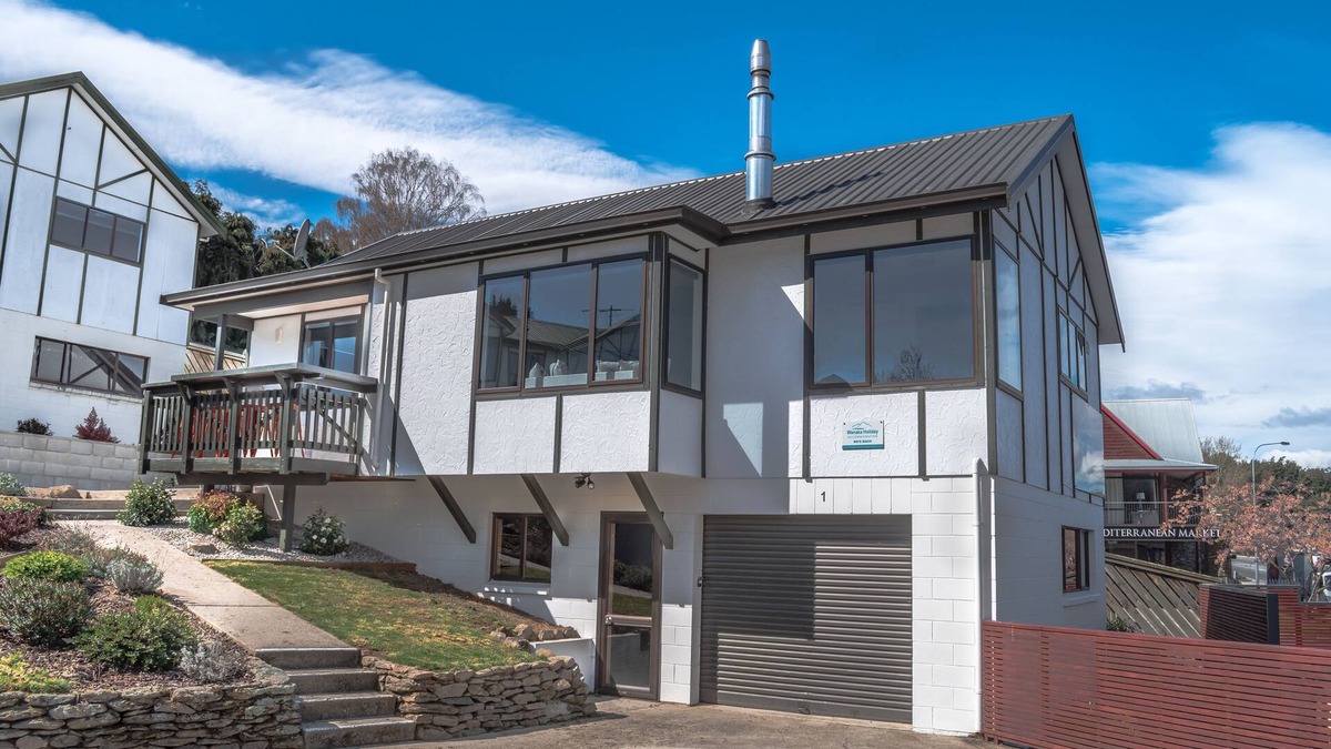 Wanaka House | Bo's Bach: A stunning place, great location, sunny & pet Friendly !