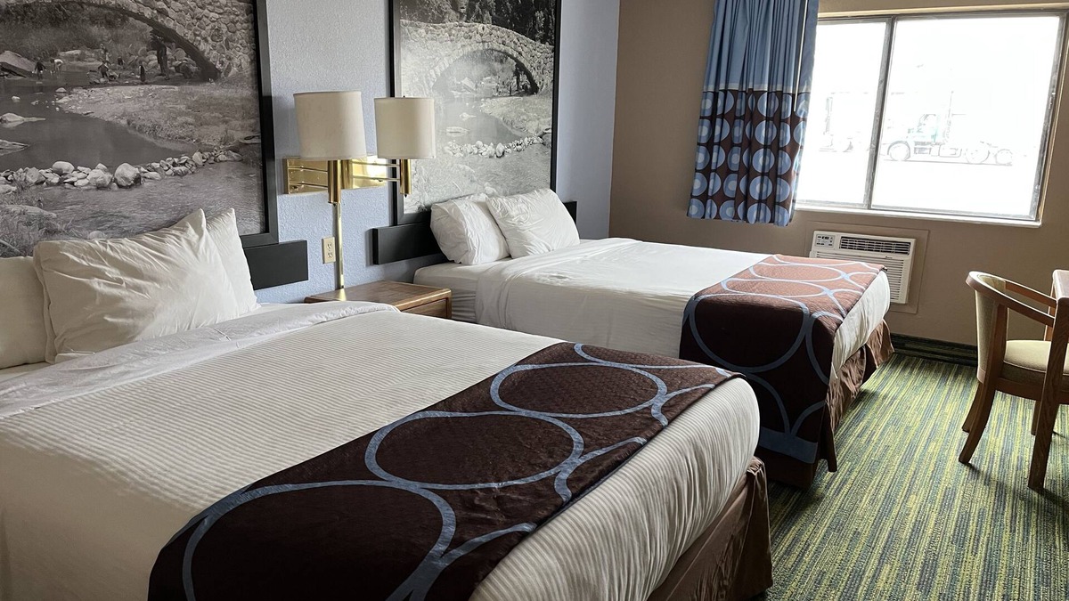 Waterloo Hotel | Boarders Inn & Suites by Cobblestone Hotels - Waterloo/Cedar Falls