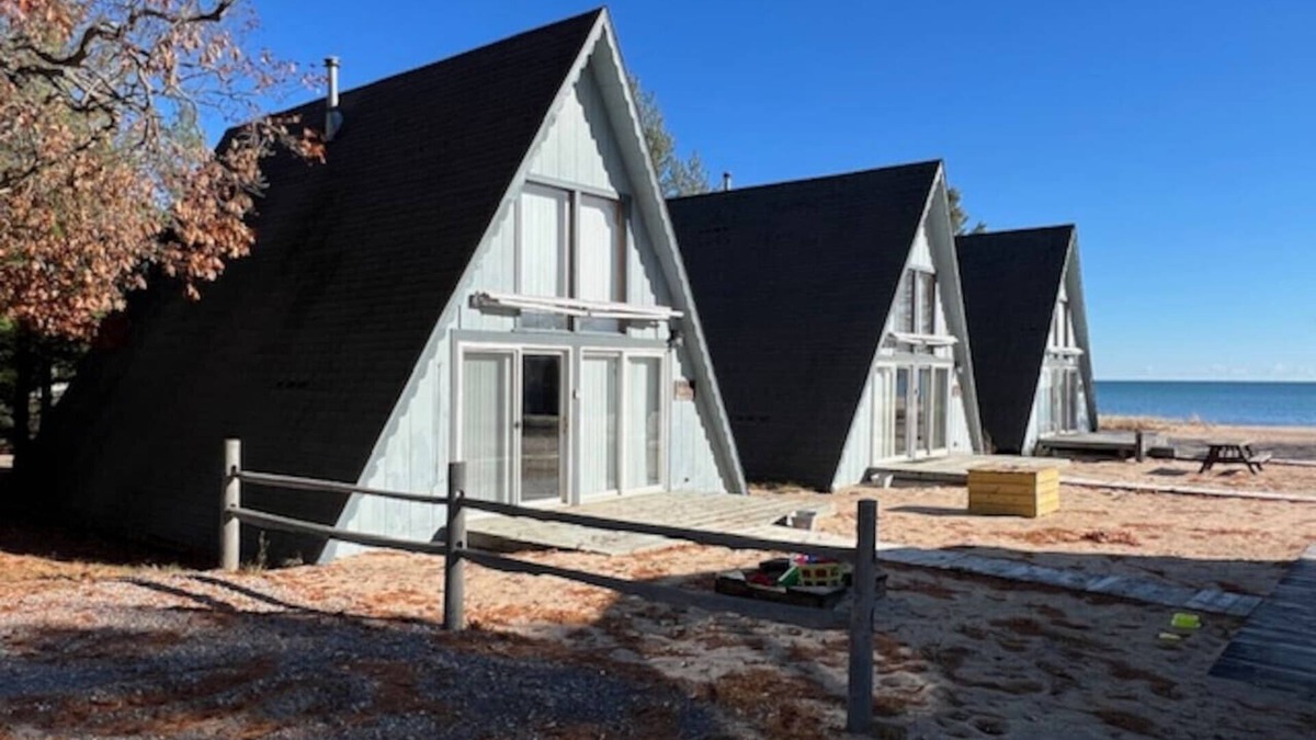 Oscoda Cabin | Boardwalk Beach 3 - Beachfront