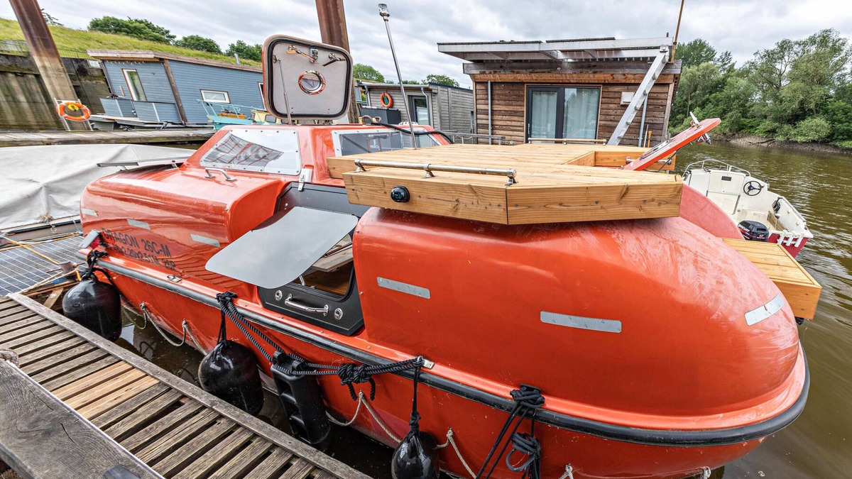 Neuland Boat Rental | Boat 'Ausgebautes Freifallrettungsboot' with Wi-Fi