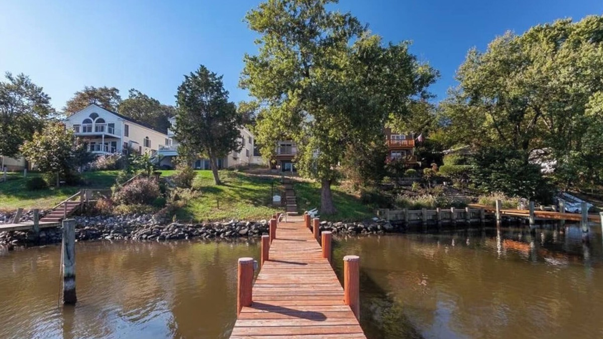 Glen Burnie House | Boat Charters - Air Hockey - Game Room - Dual Decks