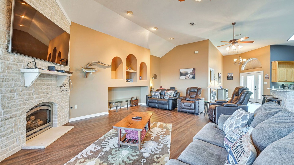 Milam House | Boat Dock & Hot Tub: Waterfront Home in Milam!