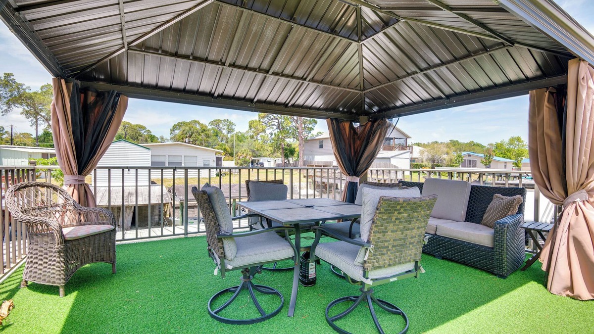 South Waterfront Park Apartment | Boat Dock & Slip: Riverfront Apt in Edgewater