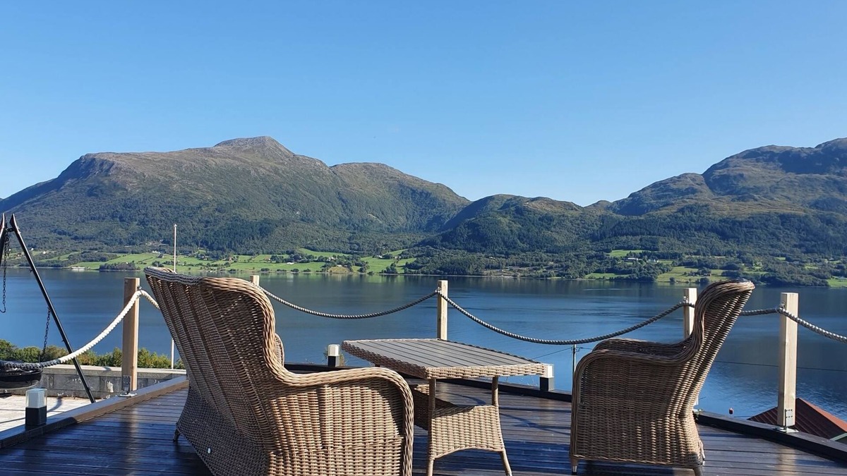 Averoy Apartment | Boat is 2 km from Kvernesfjorden Apartments
