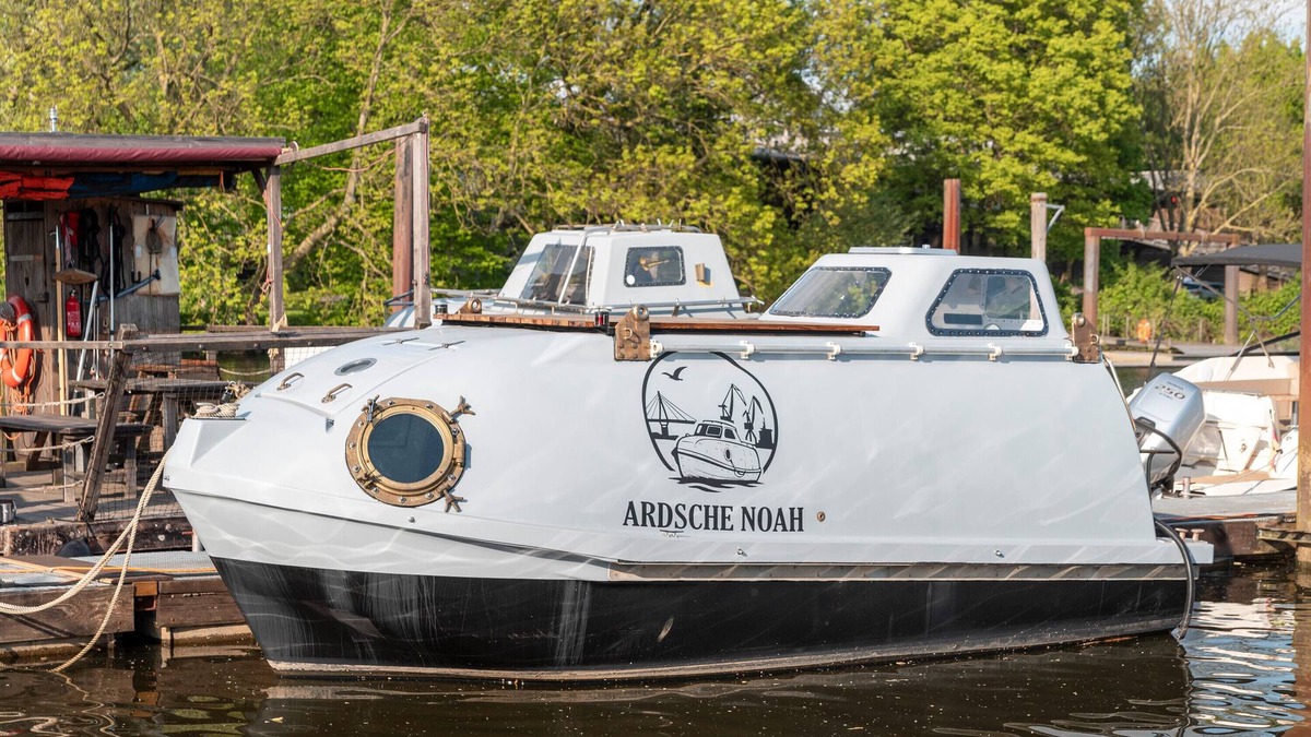 Neuland Boat Rental | Boat 'Rettungsboot' with Wi-Fi