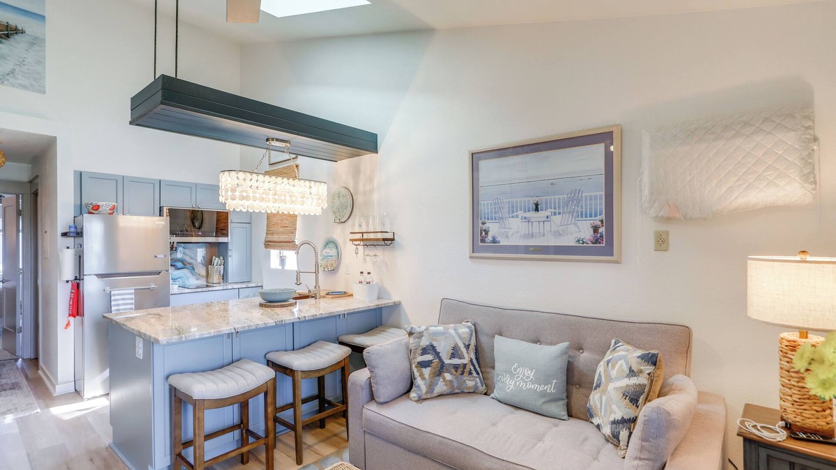 Oak Harbor Condo | Boat Slip & Pool Access: Oak Harbor Haven!